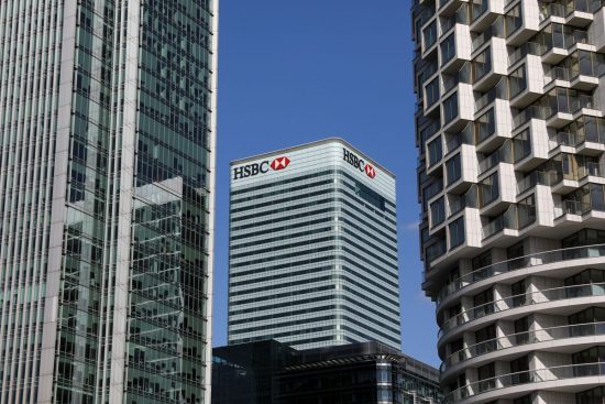 HSBC: Άλμα κατά 31% στα μπόνους καθώς συνεχίζεται το κυνήγι ταλέντων