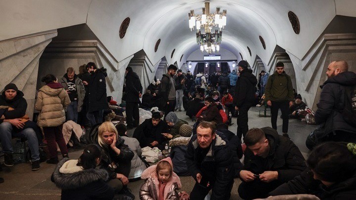 Ουκρανοί πολίτες κρύβονται στο μετρό για να γλιτώσουν από τους βομβαρδισμούς