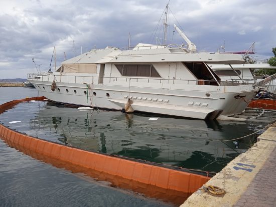 ΟΛΕ ΑΕ: Απομακρύνθηκε το 12ο επικίνδυνο επιβλαβές πλοίο από την Ελευσίνα