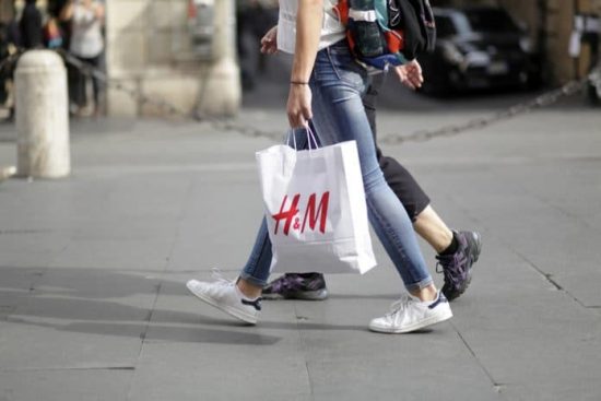 Burberry, H&M: Περιορίζουν τις δραστηριότητες τους στη Ρωσία