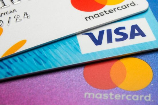 Ουκρανία: Visa και Mastercard διακόπτουν τη δραστηριότητά τους στη Ρωσία