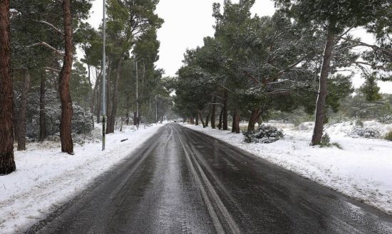 Κακοκαιρία Φίλιππος: Κλειστή η λεωφόρος Πάρνηθος λόγω χιονόπτωσης