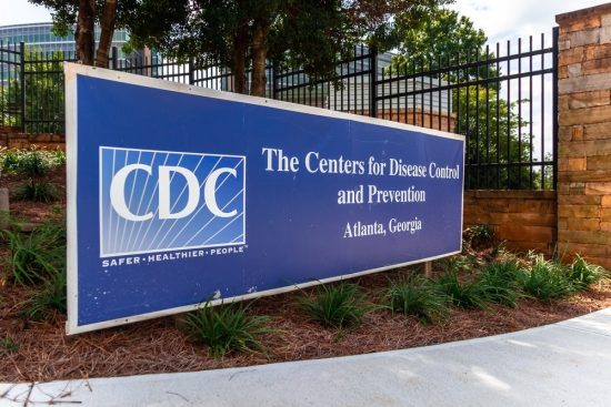 CDC: Τα ενισχυμένα εμβόλια είναι πιο αποτελεσματικά έναντι της μετάλλαξης Όμικρον