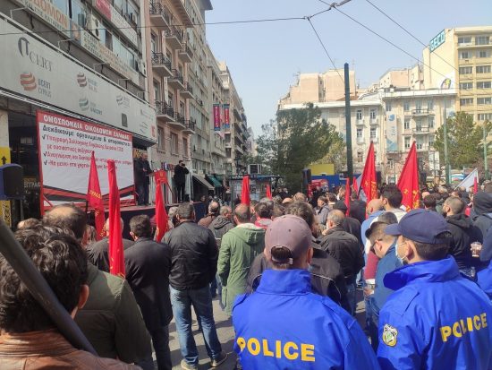 Σε εξέλιξη η συγκέντρωση της Ομοσπονδίας Οικοδόμων Ελλάδος στην πλατεία Κάνιγγος