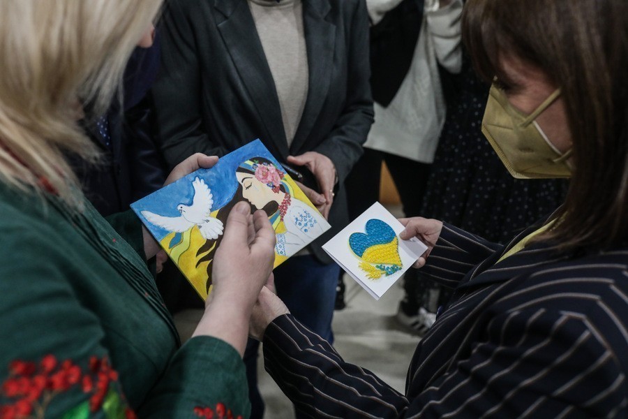 Η Πρόεδρος της Δημοκρατίας Κατερίνα Σακελλαροπούλου επισκέπτεται το Ουκρανικό Πολιτιστικό και Μορφωτικό κέντρο «Μπερεγίνια» στην πλατεία Αττικής, όπου λειτουργεί σχολείο για παιδιά Ουκρανών προσφύγων