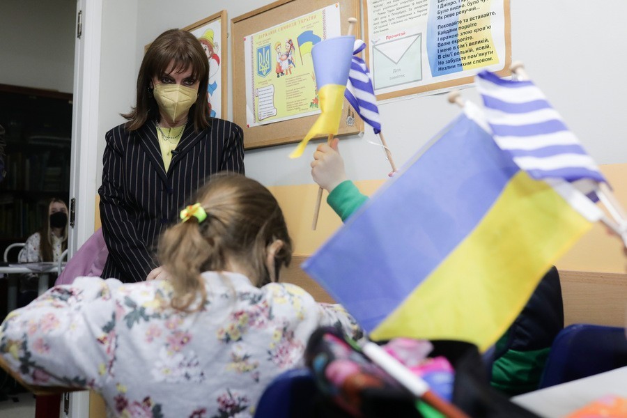 Η Πρόεδρος της Δημοκρατίας Κατερίνα Σακελλαροπούλου επισκέπτεται το Ουκρανικό Πολιτιστικό και Μορφωτικό κέντρο «Μπερεγίνια» στην πλατεία Αττικής, όπου λειτουργεί σχολείο για παιδιά Ουκρανών προσφύγων