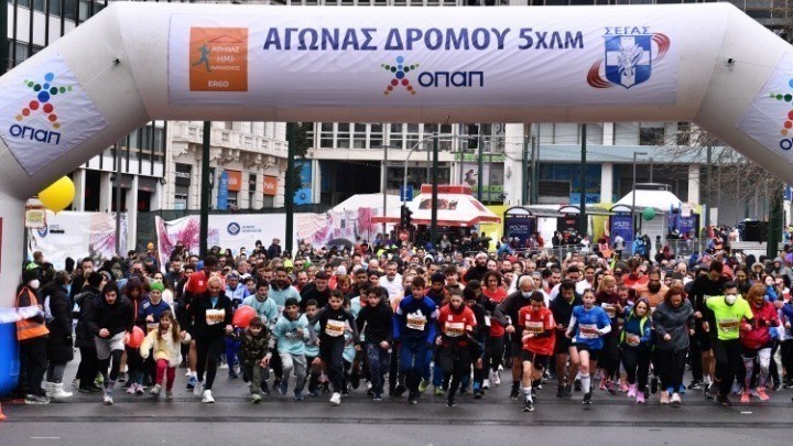 Στιγμιότυπο από την έναρξη του αγώνα των 5 χλμ στον 10 Ημιμαραθώνιο της Αθήνας