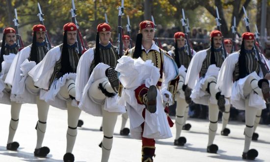 25η Μαρτίου: Στρατιωτική παρέλαση – Πλήθος κόσμου στο Σύνταγμα για την εθνική επέτειο (live)