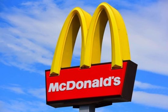 McDonald’s: Κλείνει προσωρινά τα γραφεία στις ΗΠΑ – Προχωρά σε απολύσεις