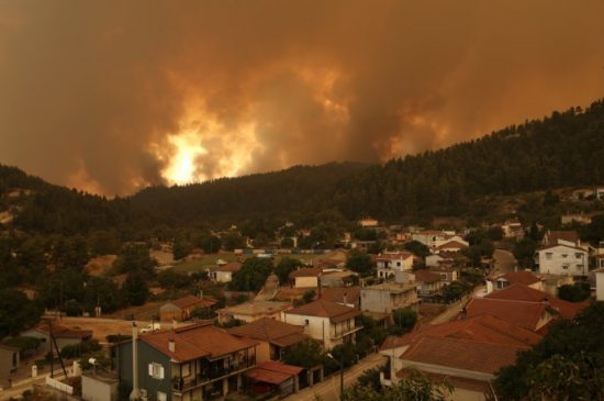 Φωτιά στην Κάρυστο: Συναγερμός στην Πυροσβεστική, σηκώθηκαν τα πρώτα αεροσκάφη