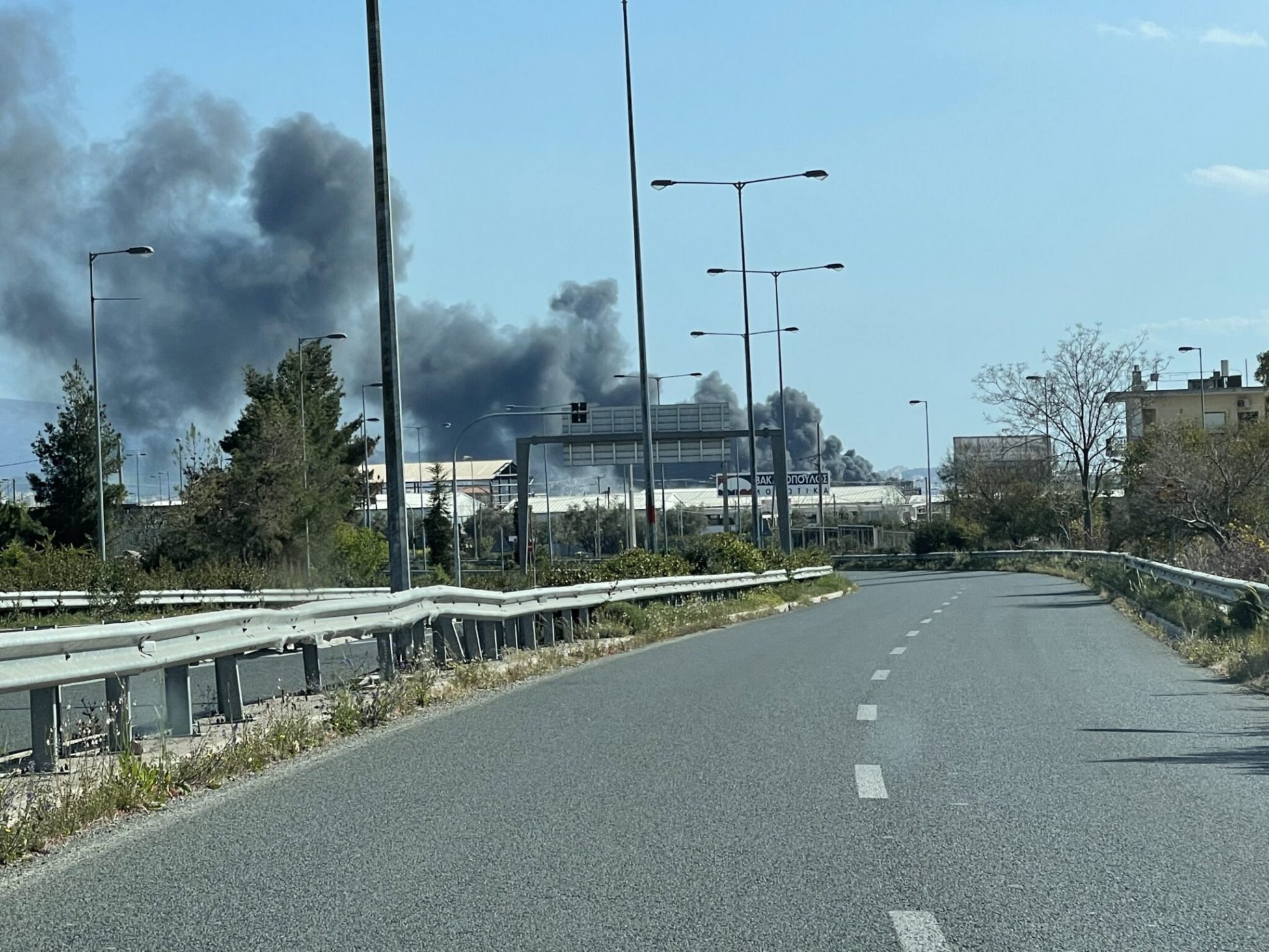 Μεγάλη φωτιά σε οικοπεδικό χώρο στην Μεταμόρφωση