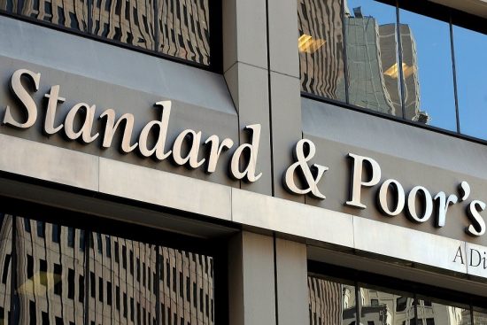 Σήμα από S&P στις 22 Απριλίου περιμένει το Δημόσιο για την έξοδο του στις αγορές