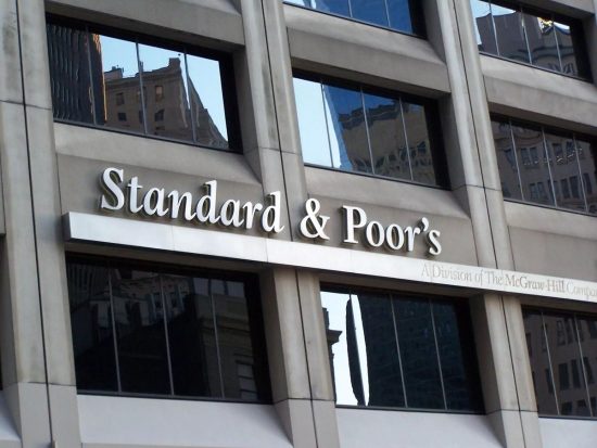 S&P: Στην τελική ευθεία για την επενδυτική βαθμίδα η Ελλάδα – Τα μηνύματα του οίκου για οικονομία και εκλογές