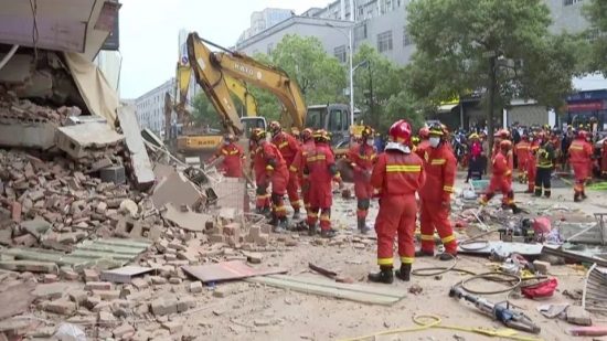 Κίνα: Κατέρρευσε εξαώροφη πολυκατοικία – Δεκάδες εγκλωβισμένοι