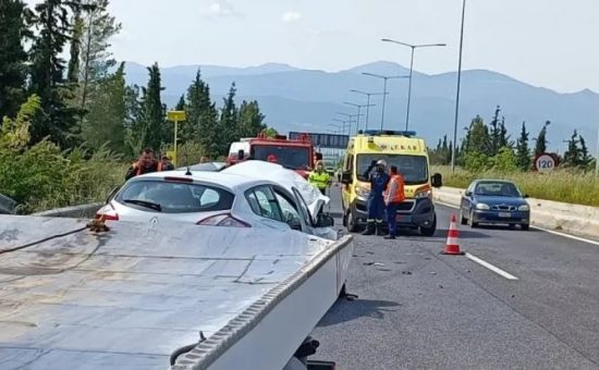 Τροχαίο σοκ: Σταμάτησε στη ΛΕΑ να μιλήσει στο κινητό και σκοτώθηκε μπροστά στη γυναίκα του (video)