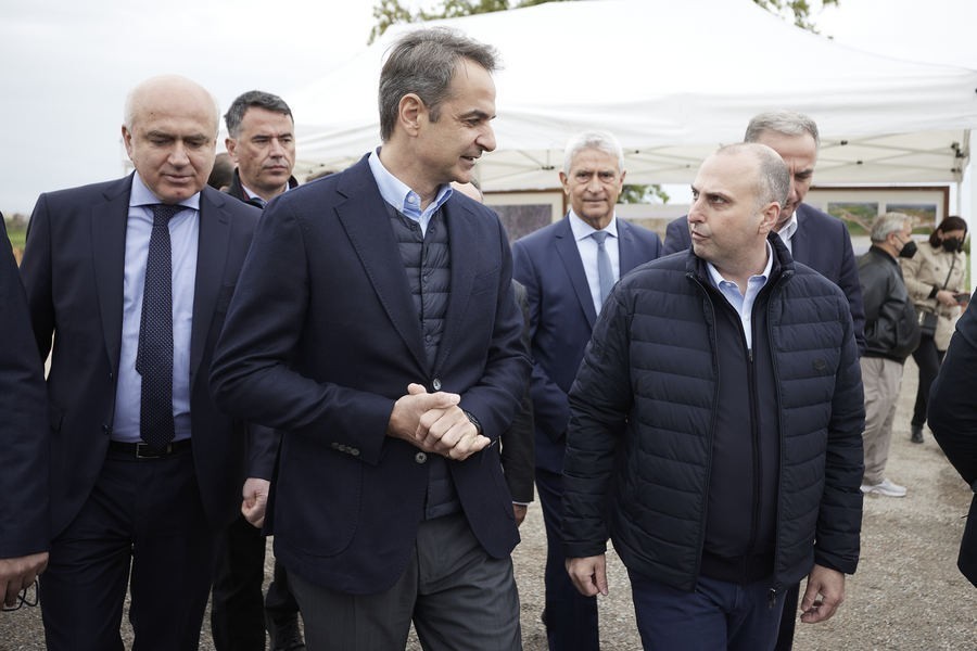 Ο πρωθυπουργός, Κυριάκος Μητσοτάκης (K), επισκέπτεται το εργοτάξιο για την κατασκευή της ανατολικής περιφερειακής οδού της Αλεξανδρούπολης και των συνδέσεων με το λιμάνι της πόλης και την Εγνατία Οδό, στην Αλεξανδρούπολη, Δευτέρα 03 Μαΐου 2022.