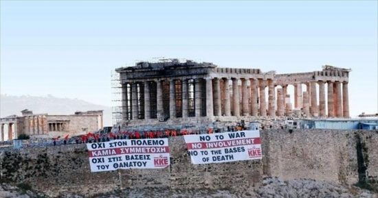 Πανό κατά του πολέμου κρέμασε το ΚΚΕ στον Ιερό Βράχο της Ακρόπολης