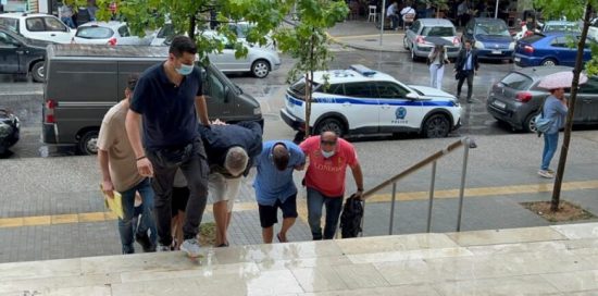 Θεσσαλονίκη: Ποινική δίωξη σε βαθμό κακουργήματος στους 4 Βρετανούς – Καρέ καρέ το «ντου» στην βίλα με τα 300 κιλά κοκαΐνης