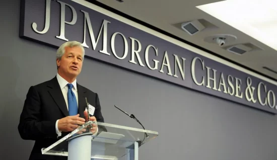 J.P. Morgan: Υποβαθμίζει τις μετοχές στην Ελλάδα, διατηρεί τη θετική σύσταση για τα ομόλογα