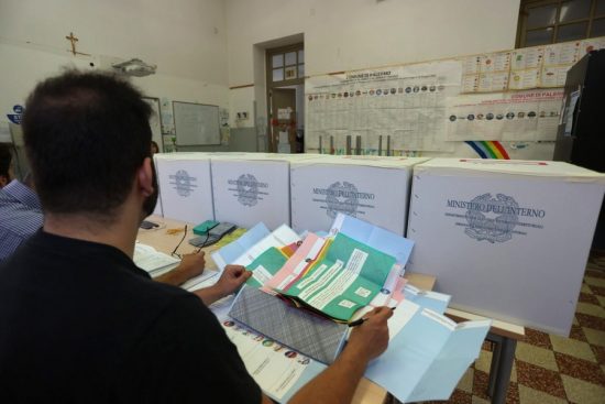 Ιταλία: Επιβεβαιώθηκαν τα exit polls, Λ΄’Ακουιλα,  Παλέρμο και Γένοβα εξέλεξαν κεντροδεξιό δήμαρχο