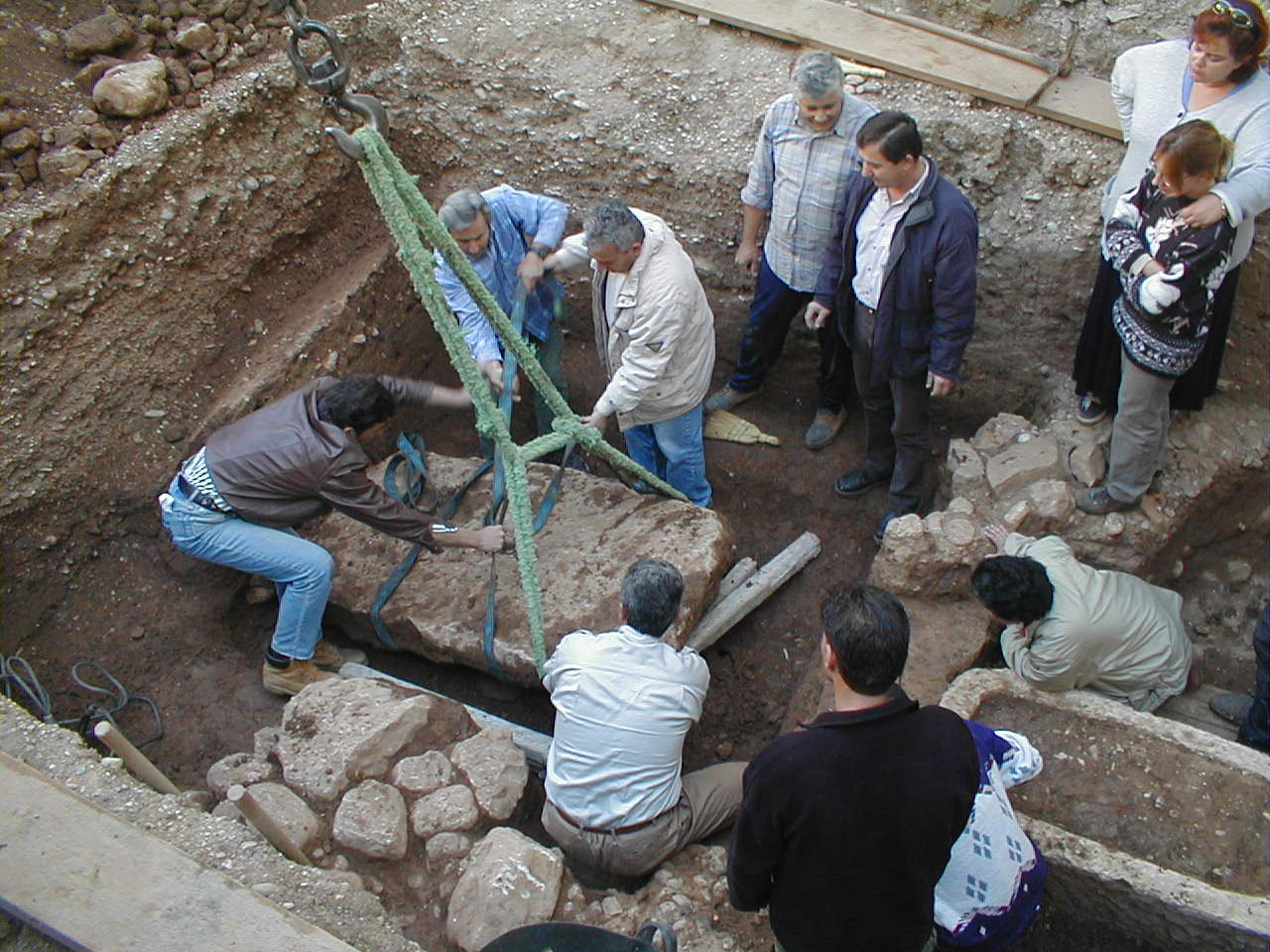 Η ανύψωση της καλυπτήριας πλάκας του πήλινου κρατήρα και του χάλκινου λέβητα όπου φυλάσσονταν οι πίνακες