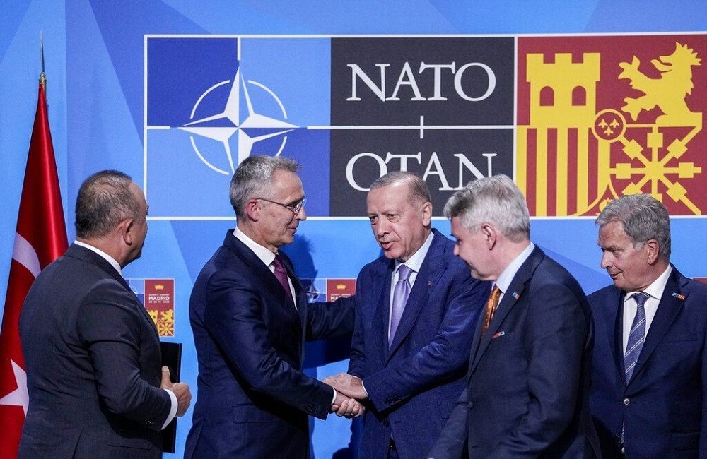 Ο Τούρκος πρόεδρος, Ρετζέπ Ταγίπ Ερντογάν με τον Γενικό Γραμματέα του ΝΑΤΟ, Γενς Σόλτενμπεργκ