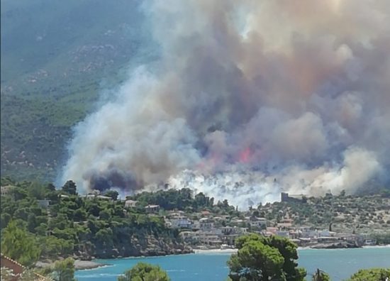 Φωτιά τώρα στο Πόρτο Γερμενό – Εκκενώνεται ο οικισμός Μύτικα