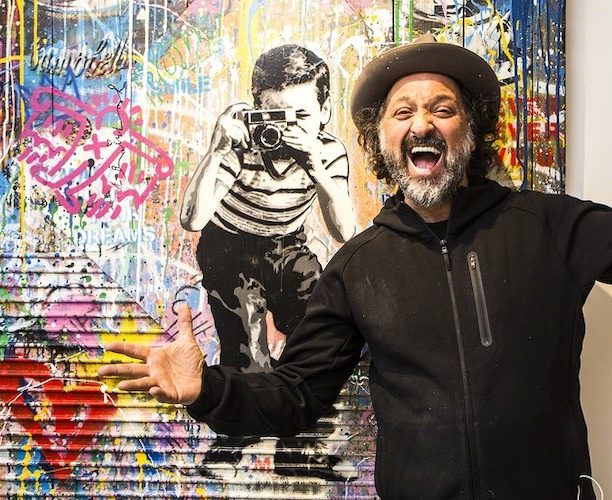 Ο Mr. Brainwash μπροστά σε έργο του