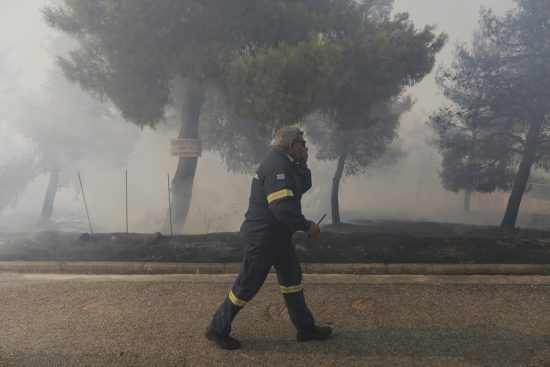 Πυρκαγιές: Συνεχίζεται η μάχη με τις φλόγες στη Δαδιά, βελτιωμένη η εικόνα στην Λέσβο, σε ύφεση η πυρκαγιά στην Ηλεία