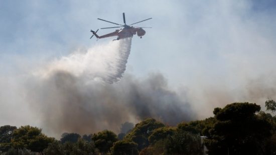 Πολύ καλύτερη εικόνα παρουσιάζει η πυρκαγιά στη Μάνδρα – Οριοθετήθηκε η φωτιά στο Χαϊδάρι