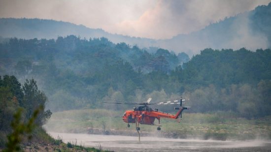 Ρόδος: Πυρκαγιά μαίνεται σε δασική έκταση – Επιχειρούν 4 εναέρια μέσα