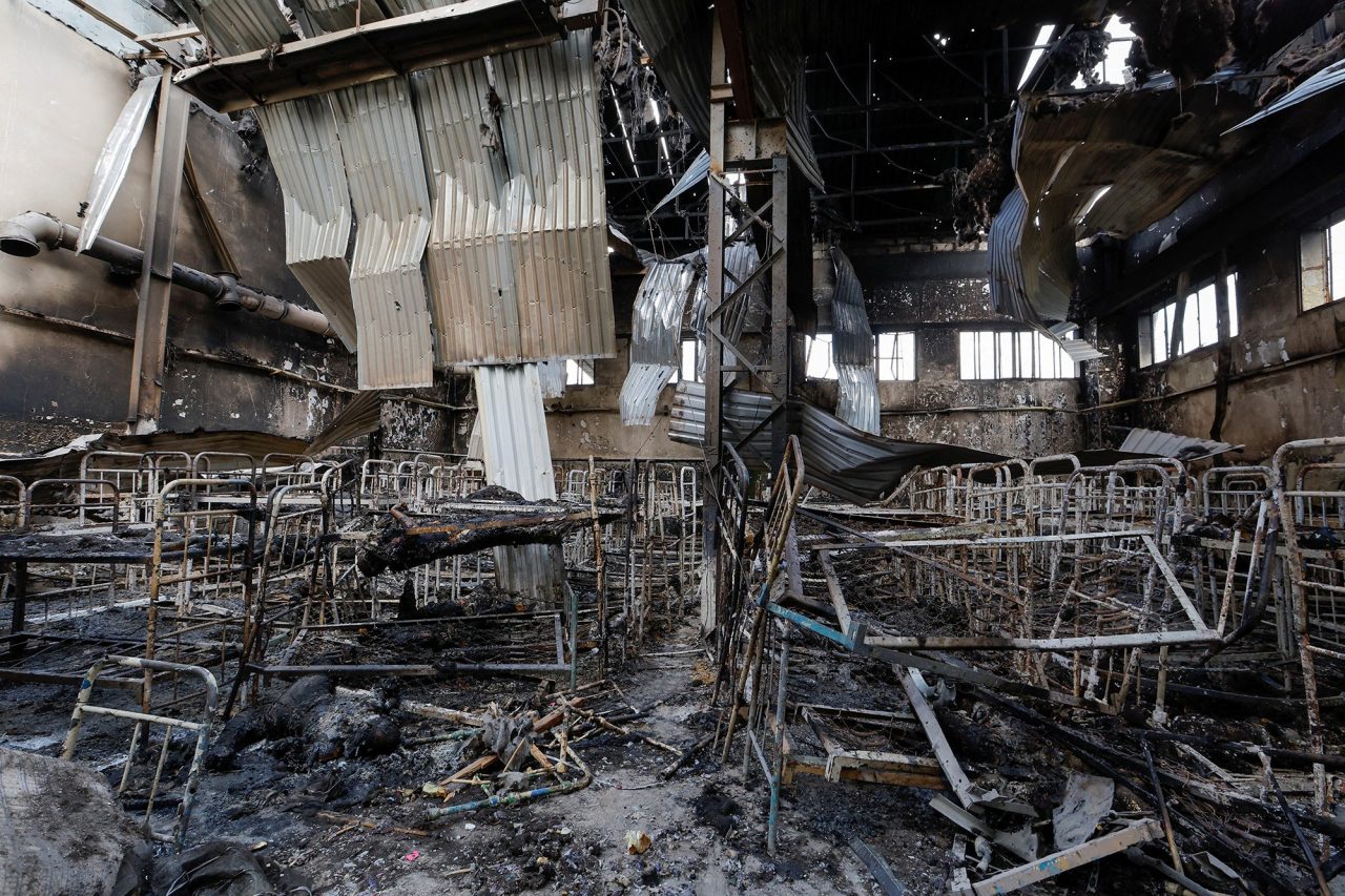 Συντρίμμια στην φυλακή της πόλης Ολένβικα, μετά από βομβαρδισμό κατά τον οποίο σκοτώθηκαν ουκρανοί αιχμάλωτοι πολέμου