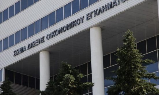 Τεράστιο κύκλωμα με νοθευμένα ποτά στα χέρια του ΣΔΟΕ – Έκαναν εμφιαλωτήρια τρία σπίτια στα νότια προάστια