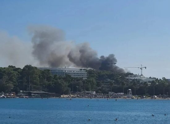 Υπό μερικό έλεγχο η πυρκαγιά στον Αστέρα Βουλιαγμένης