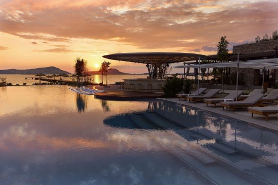 Το W Costa Navarino υποδέχεται τους πρώτους επισκέπτες