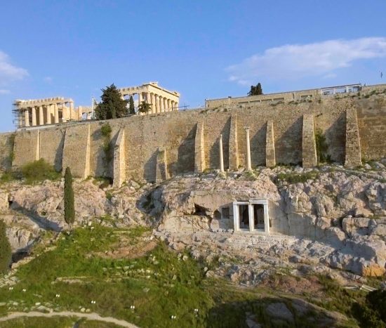 Οι Παναγίες της Ακρόπολης: Η Αθηνιώτισσα και η Σπηλιώτισσα