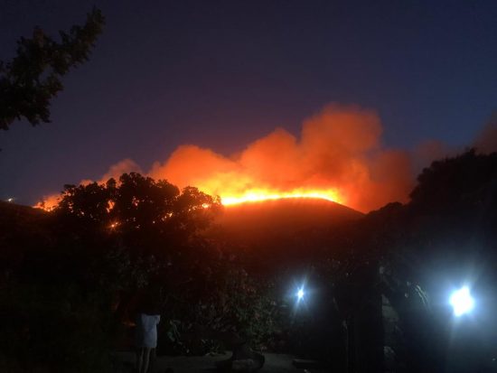 Ιταλία: Φωτιά στο μικρό νησί Παντελερία – Απομακρύνθηκε από τη βίλα του ο Τζόρτζιο Αρμάνι