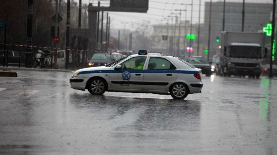 Διακοπή κυκλοφορίας των οχημάτων στη λεωφόρο Βουλιαγμένης και Ποσειδώνος λόγω συσσώρευσης υδάτων