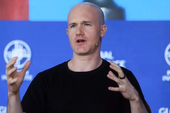 Brian Armstrong (Coinbase): «Εξετάζουμε τρόπους μείωσης του κόστους»