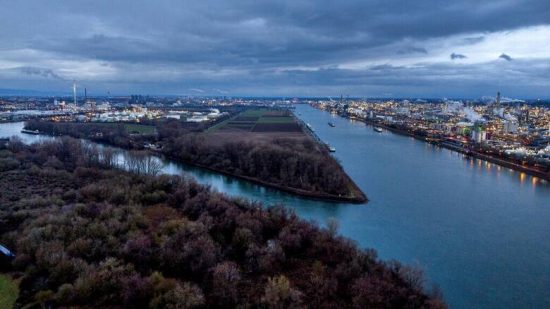 Γερμανία: Προτεραιότητα στη μεταφορά ενέργειας θα δίνεται στα τρένα, λόγω της πτώσης της στάθμης του νερού στον Ρήνο