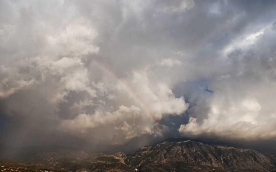 meteo: Σε ποιες περιοχές αναμένονται τοπικές βροχές και σποραδικές καταιγίδες τη Δευτέρα