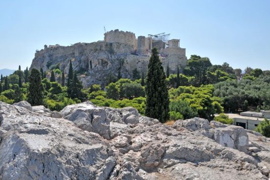 Ακρόπολη: Νεκρή η τουρίστρια που έπεσε από τα Βραχάκια