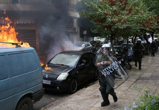 Επεισόδια σε πορεία στα Σεπόλια για την υπόθεση βιασμού της 12χρονης – Έσπασαν το βανάκι του 53χρονου