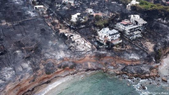 Δίκη για Μάτι: Μαύρες σημαίες έξω από το εφετείο – «Βγήκαμε ζωντανοί-νεκροί»