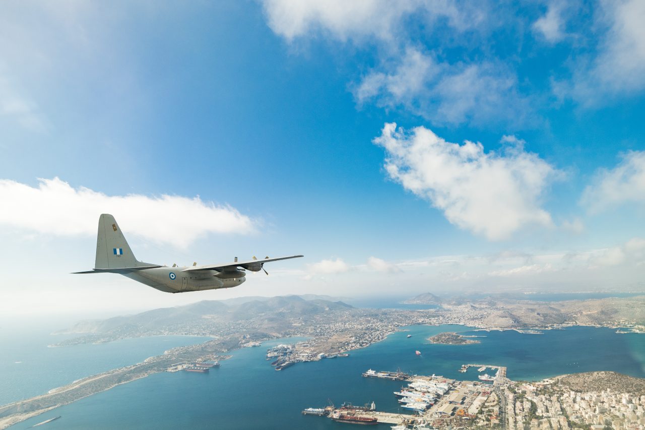 Το C – 130 της Πολεμικής Αεροπορίας μέσα από το πιλοτήριο του ATR 72-600 της SKY express.