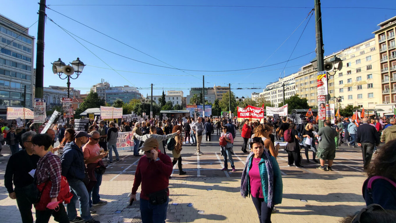 Απεργία: Σε εξέλιξη οι συγκεντρώσεις – Κλειστοί δρόμοι και εντάσεις στο κέντρο της Αθήνας