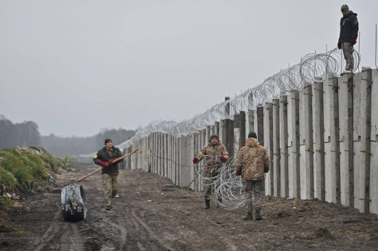 Η Ουκρανία χτίζει τείχος στα σύνορα με την Λευκορωσία