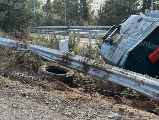 Λάρισα: Ανατροπή βυτιοφόρου με εύφλεκτο υλικό, κίνδυνος έκρηξης