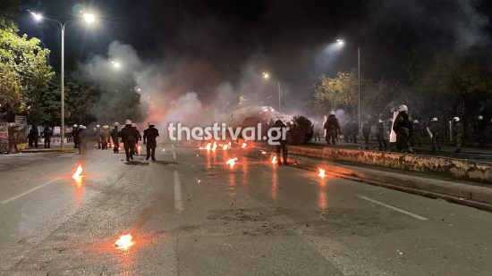 Θεσσαλονίκη: Φωτοβολίδες, πέτρες και μολότοφ μετά το τέλος της πορείας για το Πολυτεχνείο (UPD)