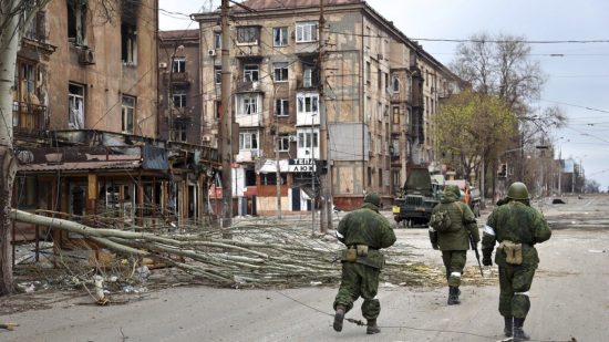 Ουκρανία: Πέντε νεκροί και 27 τραυματίες από ρωσική πυραυλική επίθεση σε πολυκατοικία στη Ντνίπρο